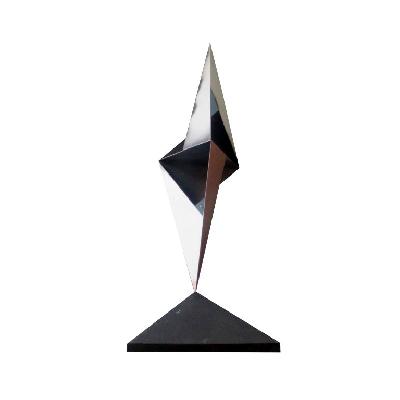 Escultura romboidal de lámina de acero