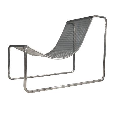 Camastro en metal cromado con respaldo de rejilla